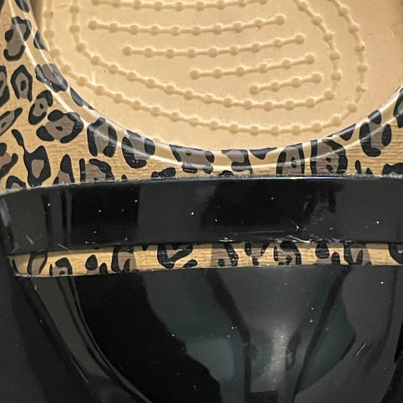 Crocs Leopard Print Black Cap Round Toe Size 7 - Picture 2 of 11